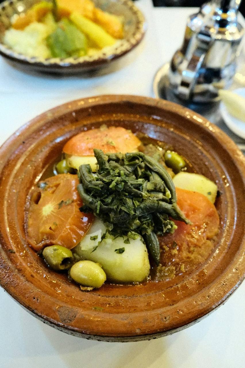 Comida marroquí servida en un restaurante de Marruecos