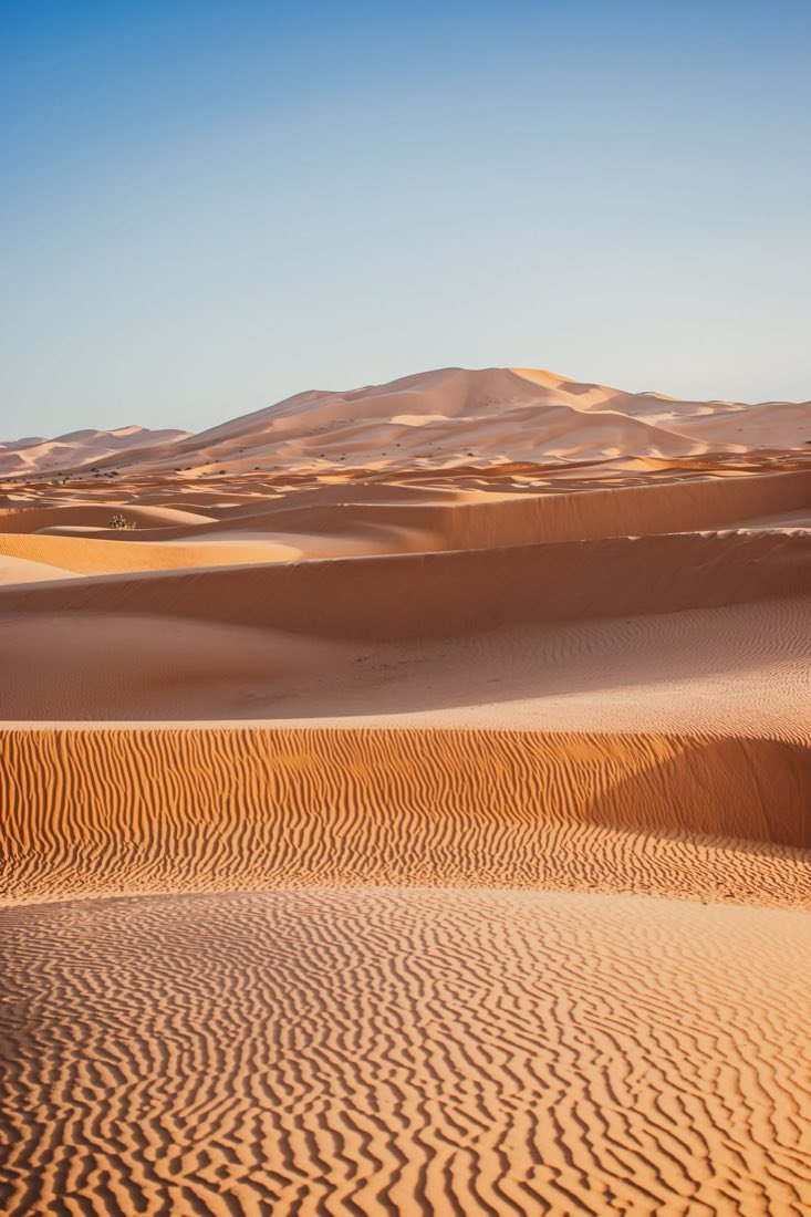 Dunes striées de rides de sable dans le désert de Merzouga