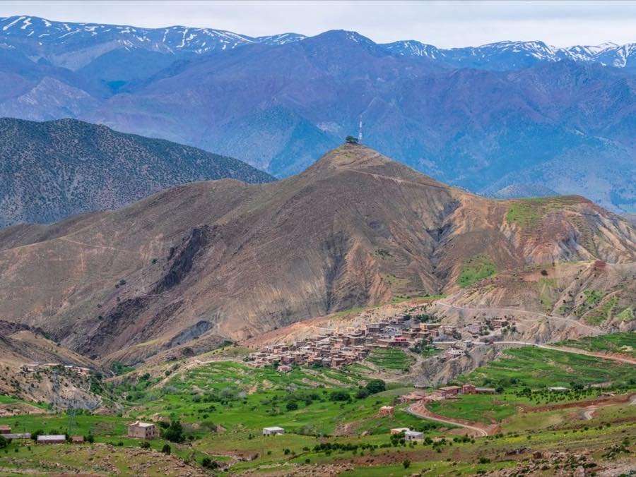 Village de l'Atlas niché dans les cultures en terrasses