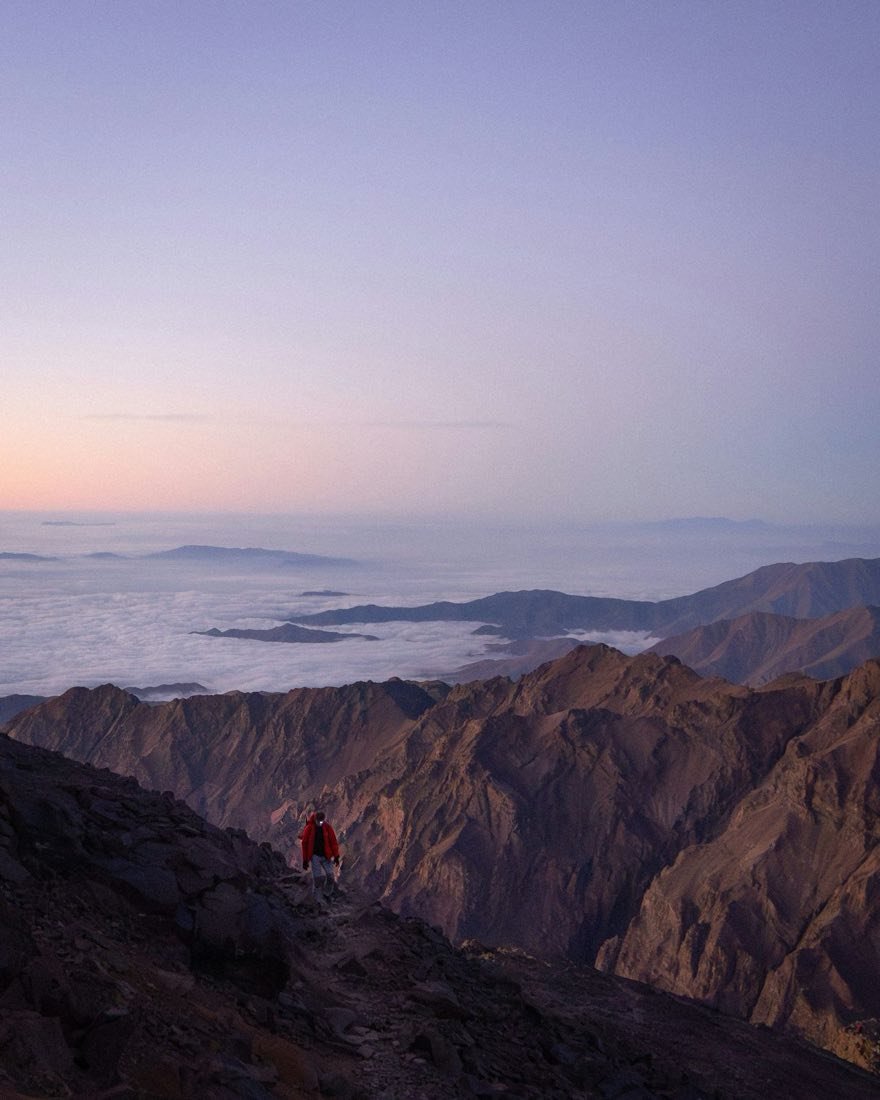 Amanecer sobre las crestas de Souss-Massa, sobre un mar de nubes