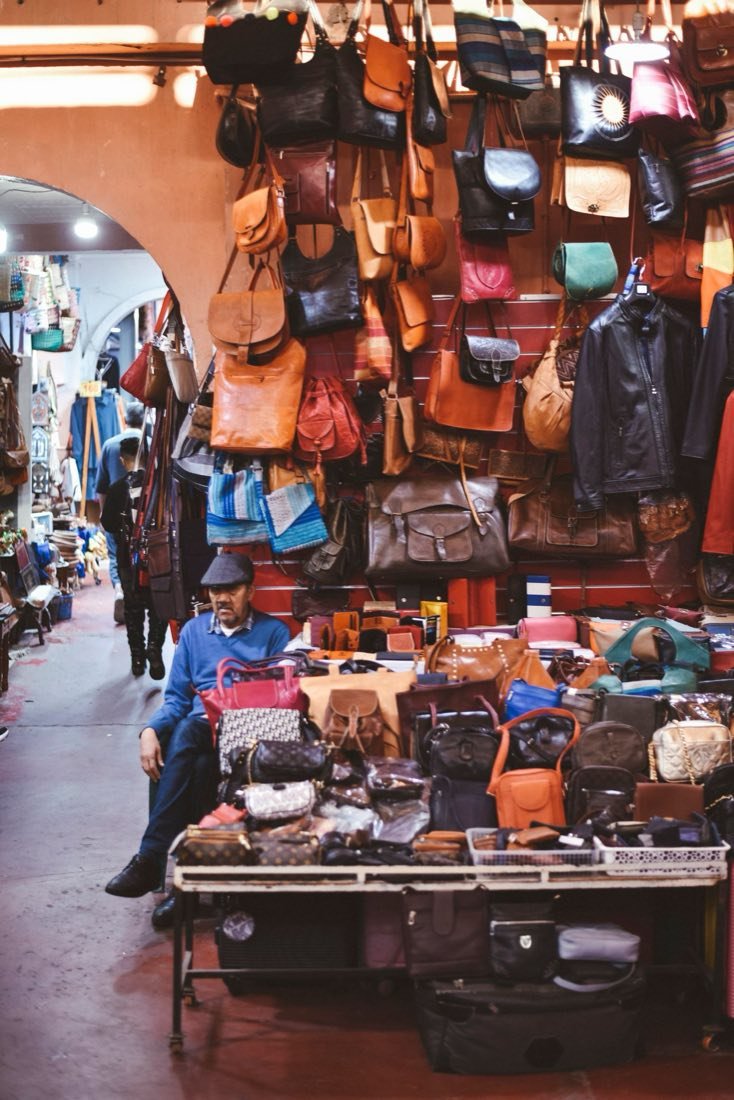 Bolsos y artículos de cuero expuestos en una tienda del zoco