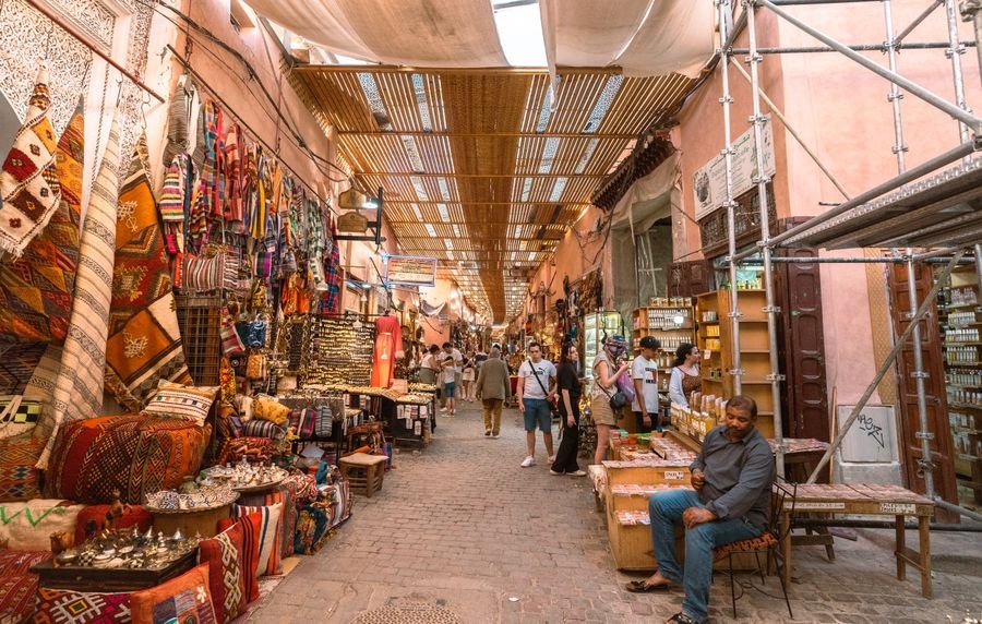 Zoco cubierto de Marrakech con alfombras, farolillos y puestos de artesanía