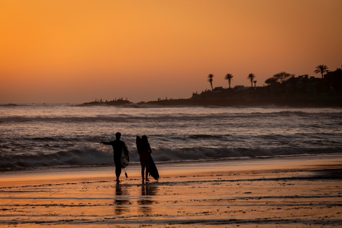 Surfeur sur une vague à droite à Taghazout, Maroc