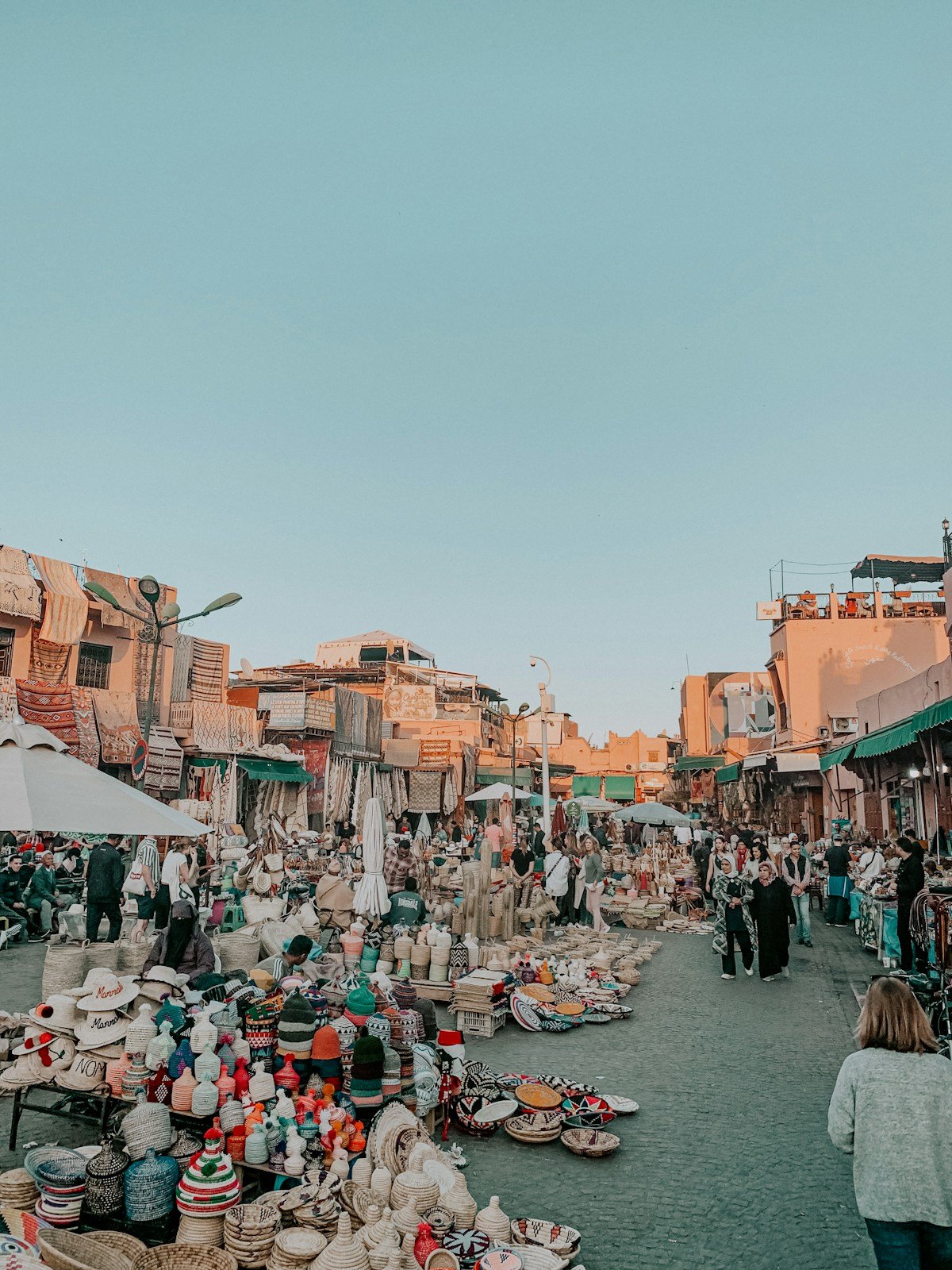 Marché animé de Marrakech avec visiteurs et artisanat coloré, Maroc