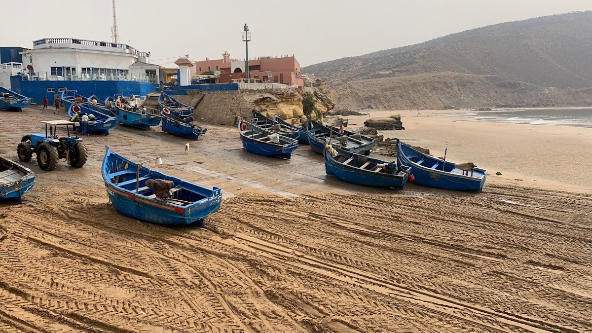 Bateaux de pêche bleus sur la plage d'Imsouane, côte atlantique marocaine