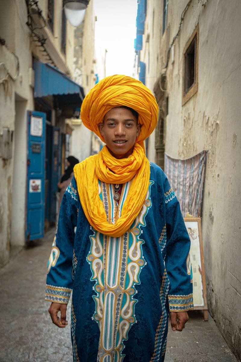 Tissus colorés dans un souk de Marrakech, Maroc