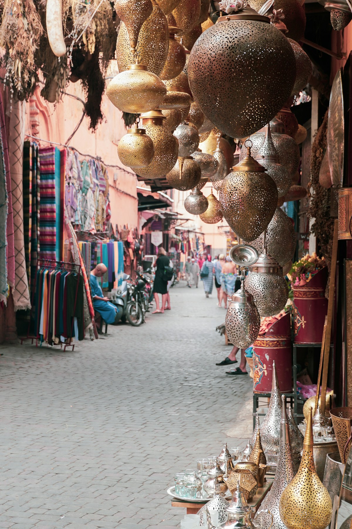 Rue du marché de Taghazout, Maroc